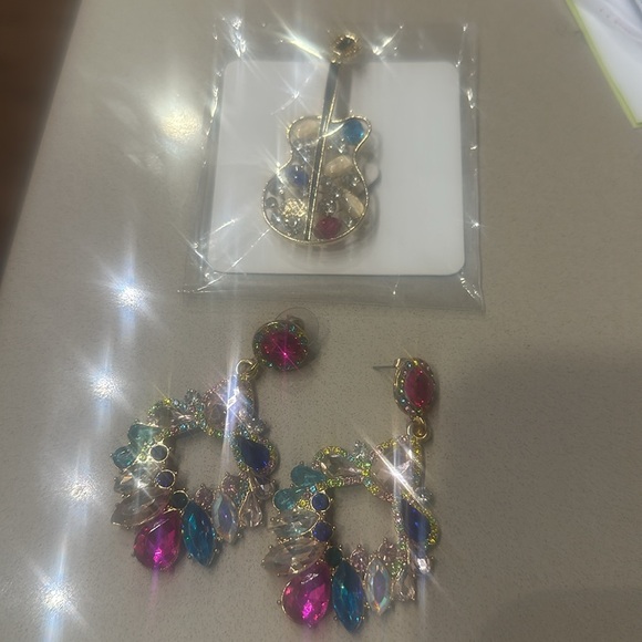 Jewelry - Cute little guitar brooch with earrings